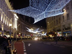 　08年12月後半。 Regent street

　今年は星型の電飾ネットが通りを覆っていました。