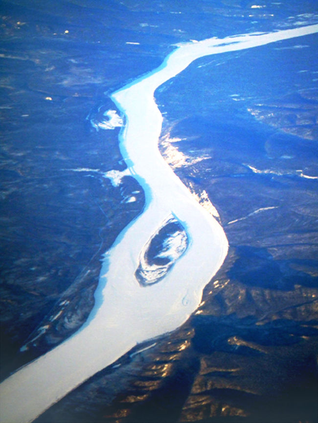 成田を出て５時間位経過したときに見えた川。<br /><br />長ーい川は　雪に覆われていて<br />なんともアーティスティック！<br /><br />この大きな川は<br />どこからはじまりどこまで続くんだろう。。。<br />川下りしてみたいなー。