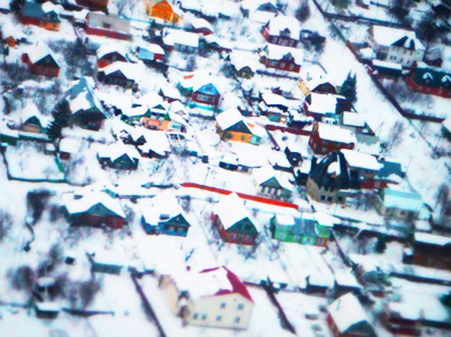 もうじき離陸！<br />雪化粧が静かな町にぴったりな　モスクワのかわいい町。<br /><br />飛行中　機体がガタガタゆれたり　突然ガクン！と落ちること数回。<br />飛行機酔いで絶不調だったけど<br />この町並みを見て少し回復♪