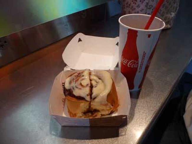 朝７時すぎにホテルをチェックアウトしてタクシーに乗っていざマッキャラン国際空港へ。<br /><br />朝食がてら空港内にてシナボンを購入。久々に食べたけどやっぱり過激に甘いっす。<br />1個は無理なので半分こ。<br />