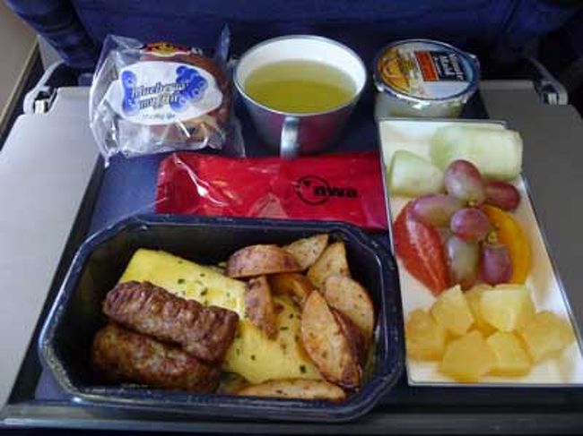 機内食です。　相変わらず美味いです(笑)<br />左上のブルーベリーマフィンを後で食べようと思ってとっておきました。
