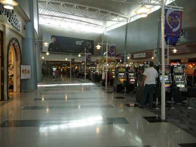 空港のスロットで時間つぶし。<br />スロットはどこも割りと相性が良くて、大体勝ったかも？<br />っていってもたいした金額じゃぁないけどね(-д-)