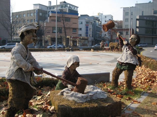 昔の農作業をする人々の人形です。町中の至る所に歴史を物語る物が見受けられます。