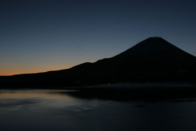 午前６時３２分です。<br /><br />富士山の左側が明るくなってきました。