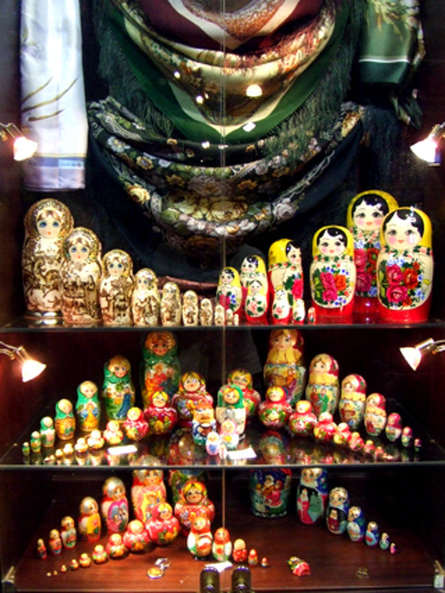 空港内のおみやげ屋さんには　ところせましとマトリョーシカが並んでいました。<br /><br />写真に写ってる定番デザインの他にも<br />いかがわしいくまのプーさんとか<br />ポケモンのサトシを描いたのであろう少年とかもありました。<br /><br />日本のアニメが世界共通って嬉しいな。