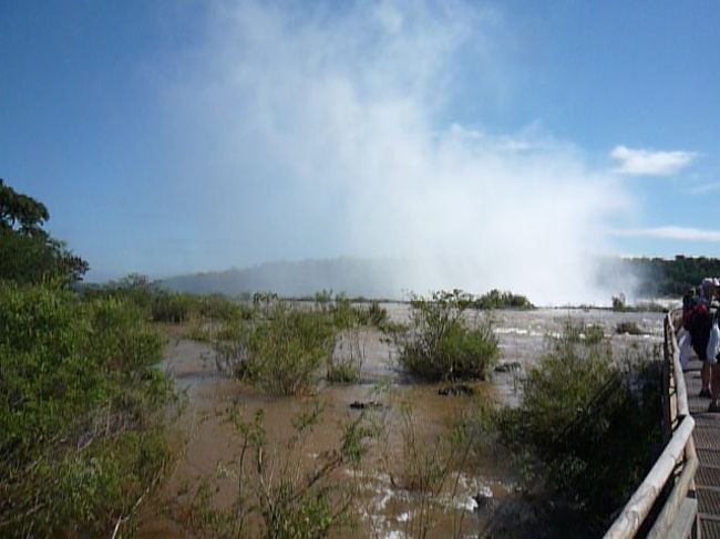 アルゼンチン側から、悪魔ののどぶえへ向かう。かなり遠くからでも、水しぶきが空中へあがっていくのが見えるほどの威力！