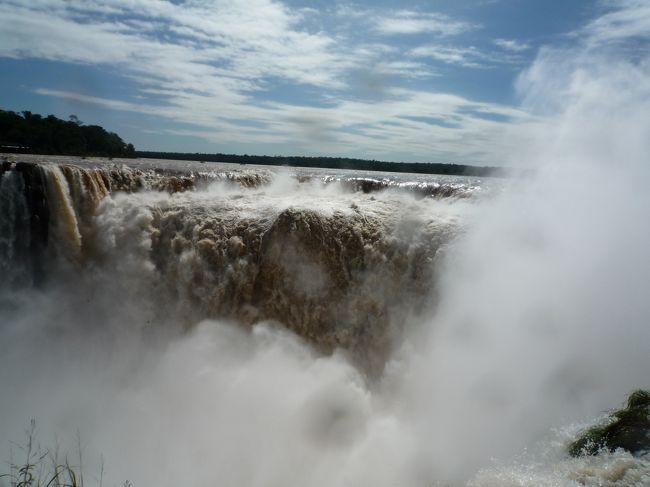 悪魔ののど笛を足元に。水着かポンチョがなければ、びしょぬれに。ガイドさんは日傘と雨傘兼用の傘を持っていました。これは写真では伝わらない風景です。