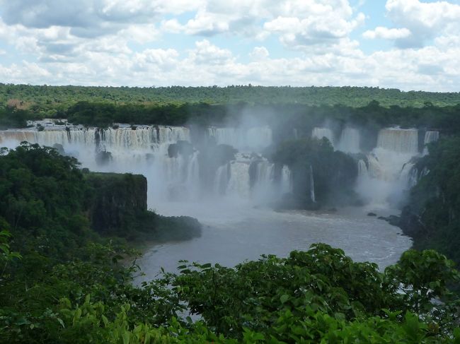 ブラジル側からの滝全景。ブラジル側からは一箇所以外、滝を全景で見るぐらいの距離で散策をする。