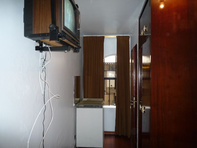 予算がないので、安宿にて１泊。ホテルオーハラ。立地は良く、空港からのバスでホテルの前で停まってくれた。受付は日系人がいるが、英語が通じず、厳しかった。４０前後の女性は、多少英語が通じる。受付が中２階になっていて、私の部屋は１階だった。１階の奥に駐車場があり、廊下が直通だったので、人の通りがうるさいのと、窓が開けられなかったと思う。また朝食の準備の従業員が朝からうるさいのが難点。