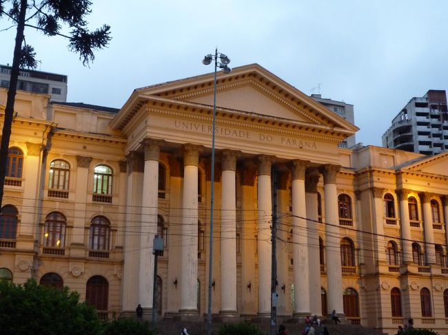 ホテルの目の前にある広場横の大学。