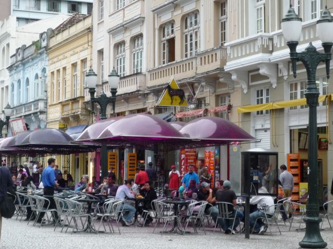 歩行者天国のようになっている通り。平日なのに、たくさんの人通りがある。