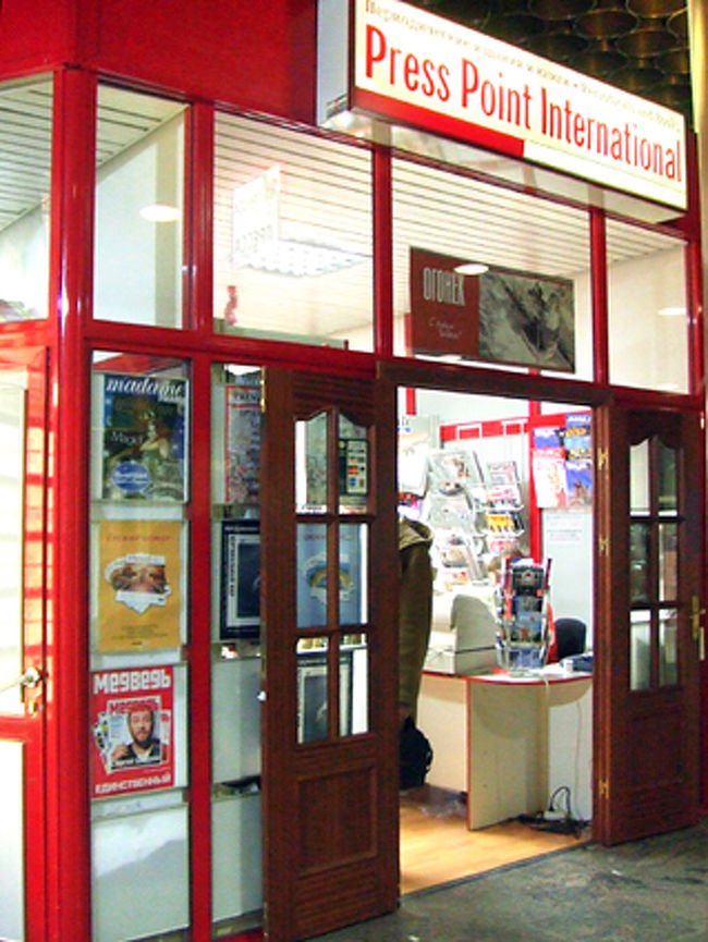 赤い髪の次は　赤い色した本屋さん。<br /><br />赤と白のポップカラーがかわいい！<br /><br />大判の雑誌が多かったかな。