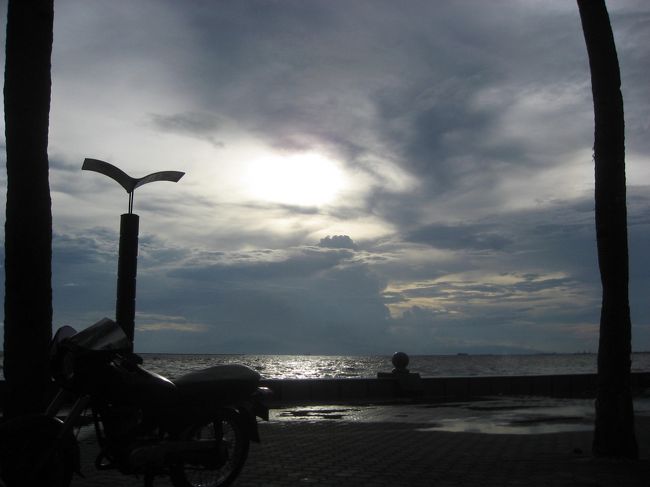 マニラ湾です。この日はサンセットが見れず！楽しみの一つだっただけに残念！！しかし、景色はいいんですが実際はちょっと臭いがします。