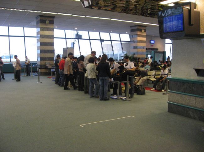 帰国のセキュリティです。厳しかったですね〜。２回も荷物全部出し。バックパックだから再度詰め直すのが大変なんだから・・・。アメリカ系は厳しいのかな？