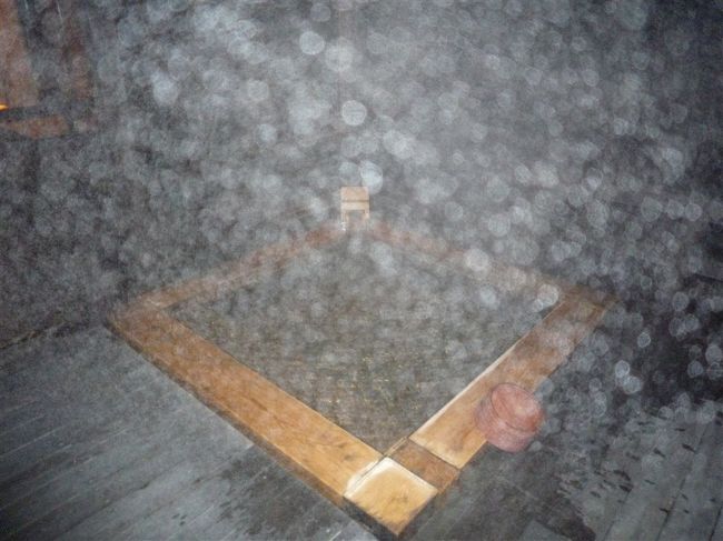 外の外気との気温差があり湯気で真っ白。<br /><br />とても気持ちの良いお風呂でした。