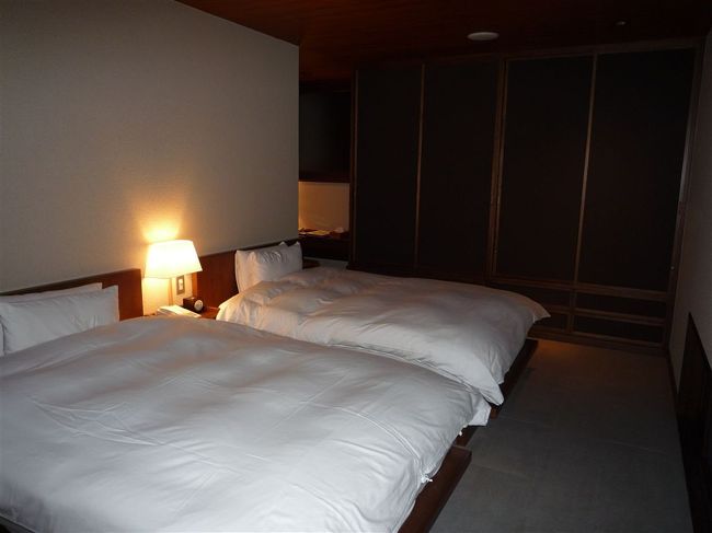 床近くに窓があるがカーテンがないので朝明るくて眩しい。