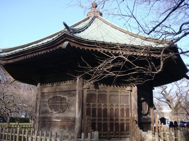 【「八卦堂」この八角の堂は、各面の上欄に八卦（易）の算木が取り付けられているので八卦堂といいます。現在の堂は、創建時のものが、昭和二十年八月の戦災で、焼失したため、昭和二十九年に再建したもので、堂の中には弘道館記碑が納められています。この碑文は徳川斉昭（烈公）の選文による書で、藩校である弘道館の教育の基本を示したものです。碑は、弘道館の建設と同時に建てられ、高さ３．１メートル幅<br />１．９メートル厚さ０．５メートルで常陸大田産水石を用いています。】<br />