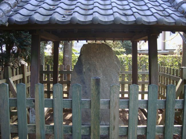 散策道から離れて、誰の目にも止まらぬ場所に建っていました。水戸市三の丸小学校の裏手(北側）で日陰でもあり案内板が無いと誰も見学に来ない場所でした。