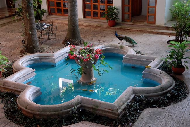 中庭の噴水。<br />孔雀が放し飼いになっており<br />アメリカ資本くさい派手な演出。ww