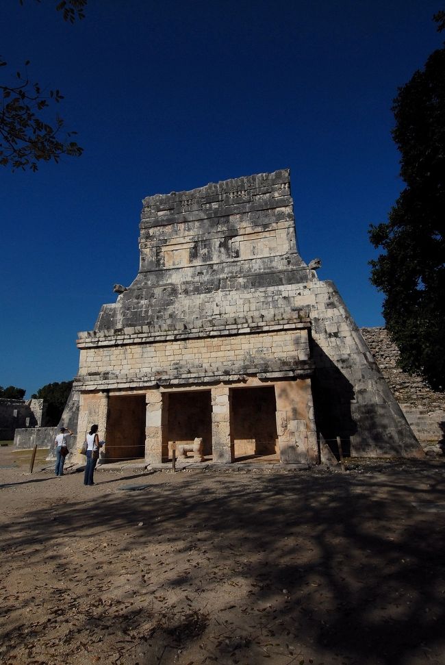 わずかに壁画の残る神殿。