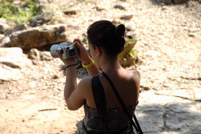 生贄の池を写す女性観光客。<br />