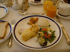 【朝食】

今までのホテルと違います。
それにホテルは欧米人が多い。
カレーに飽きあきしていたので嬉しい朝食でした。
