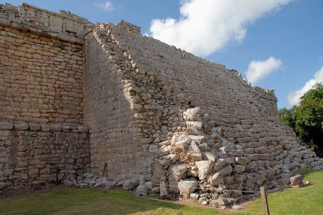 宮殿の階段斜めアングル。w<br />ここも例によって何重にも<br />昔の宮殿が被せられてあるそうです。