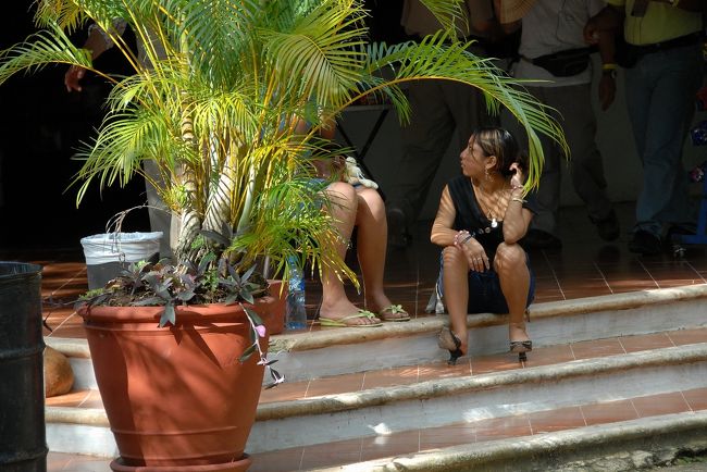 マヤ系の横顔の女性。