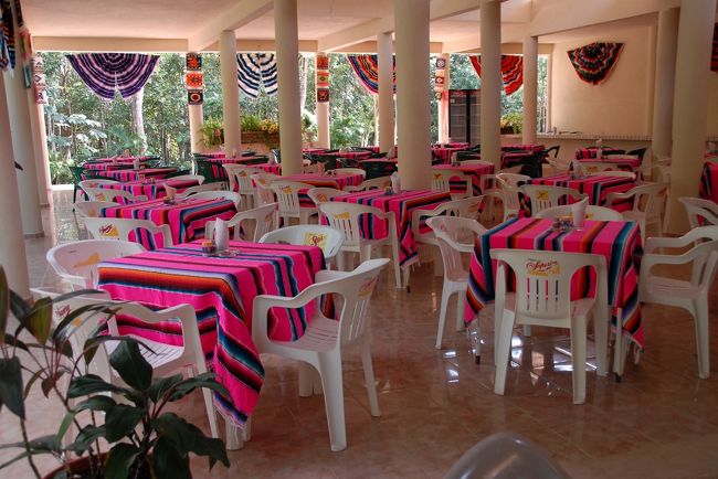 何か変な色合いで埋め尽くされた安めの食堂。w<br />食事をしてトゥルムに向かいます。