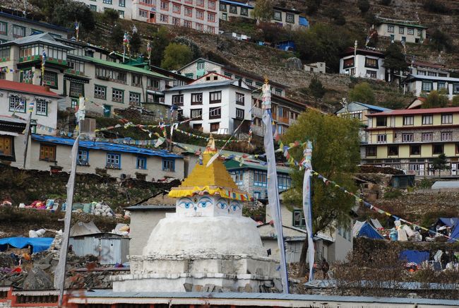 クンブエリアは5年ぶりです。<br />　外国人トレッカーにあう様なロッジが<br />　すり鉢状の斜面に林立です。<br /><br />　ナムチェの峠を登りきるまでの間に<br />　民家の前で遊ぶ腕白坊主や鶏の親子が見られた<br />　風景がなくなりました。<br /><br />　昔懐かしい風景が見られなくなり残念です。