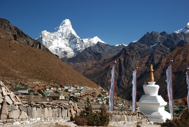 アマダブラムが天に向かって聳えます。<br />この仏塔は新しいです。<br />　4年前にはなかった。