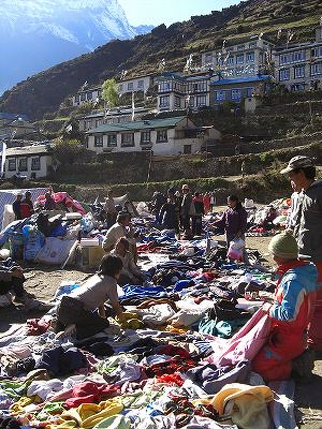 クンブエリアは5年ぶりです。<br />　外国人トレッカーにあう様なロッジが<br />　すり鉢状の斜面に林立です。<br />　<br />「高山病について」<br />◎一日に登る高度差は500mに抑える。◎血液中の水分濃度を標準値に保つ為に水分補給。3〜4リットル摂取。◎腹痛の薬以外は飲まぬ事。◎高度により利尿剤服用。そんな訳で休憩ごとにカップ2杯の水分補給をする（ブラックティ、ミルクティ）<br />　　　　　　　　　　　1999年旅行記より<br /><br />　　