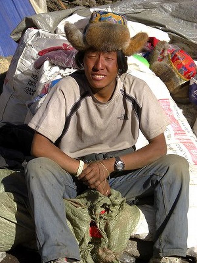 バザールの中の商いは閑そう。<br />Tシャツに防寒帽の青年をデジカメでパチリ<br /><br />お礼にと「I　Lobe....?」なのです。