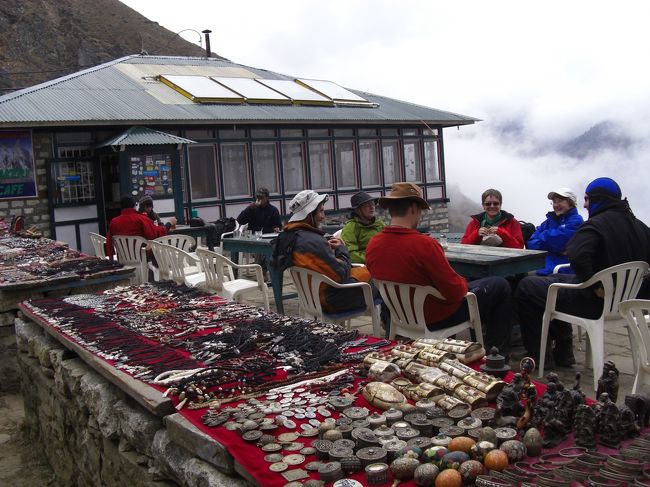 エベレスト街道の休憩地<br />ナムチェの手前のチェモアあたりでしょう。<br />高山病予防対策一日水分補給のために３リットル<br />の水分を。<br /><br />「高山病について」<br />◎2500ｍを越えると高山病に起こりうる。<br />　予防はゆっくりと登ることが一番、ビスタリ、ビス　タリ。体の変化として初期症状は頭痛、吐き気､動　　悸､呼吸困難、下痢、不眠をともなう。<br />　この症状が少しでもでたら前日の高度まで戻ること　が原則。少ない酸素に反応する体の警告を無視せぬ　ように。死につながることもある。<br />　　　　　　　　　　　　　　　1999年旅行記より