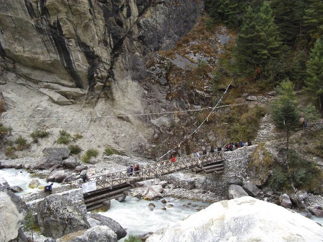 タンボチェに向かいます。<br />昨夕から天候に変化がありました。<br />前線の通過のようです。<br />　峠を越えて下ります。<br />　ここからまた登るのです。<br />　肌寒い霧雨模様の寒い一日でした。