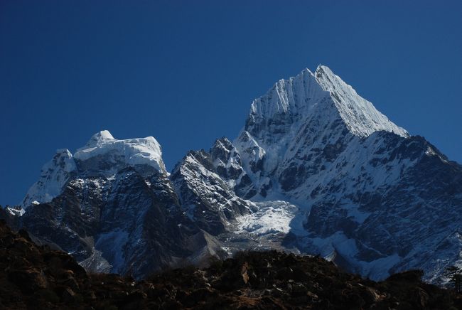 クムジュンから　右ータムセルク(6608m）<br />　　　　　　　　左ーカンテガ(6779m）が<br />　　　　　　　　　素晴らしい。<br />　　　　　　　　　山岳写真そのものです。<br />　　　　　　　　