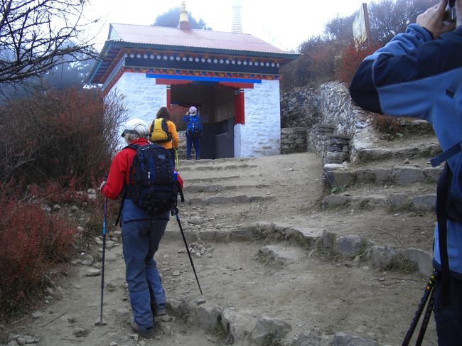 ここまでの<br />　登り、下りの繰り返しは今までになく<br />　厳しい行程だった。<br />　タンボチェの入り口。<br />　　やっとたどり着きました。