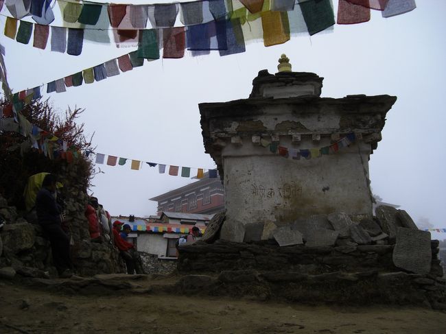 何とか天候ももってくれました。<br />　まもなく滝のような雨が降り出しました。<br />　寺院の前です。仏塔が迎えてくれました。