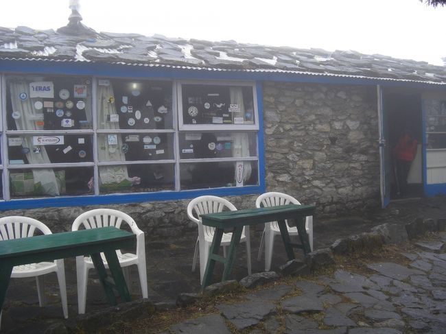 ロッジが空いていなくて<br />昔式の古い宿となりました。<br />　思い出がタンボチェにはあります。<br /><br />　夕方の素晴らしい風景との出会い。<br />　早朝の雪景色と。<br />　「一期一会」の写真の世界を楽しんだ思い出が。