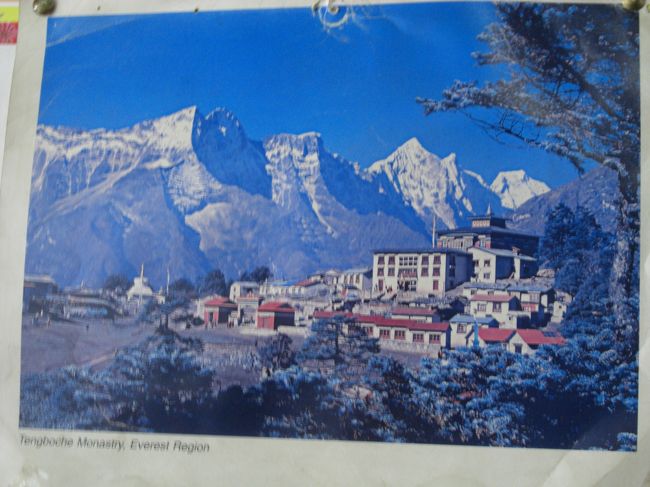 16：00からの夕方の読経に入れていただく。<br />初めてゴンパで暗闇の中で聞いた読経を思い出す。<br /><br />10年目と変わらぬ時間が流れている<br />厳かな時間をすごさせてもらう。旅の安全を祈願。<br />　　ロッジの壁に張られた色鮮やかな壁紙が<br />　　目にとまる。<br />　<br />　<br /><br /> 