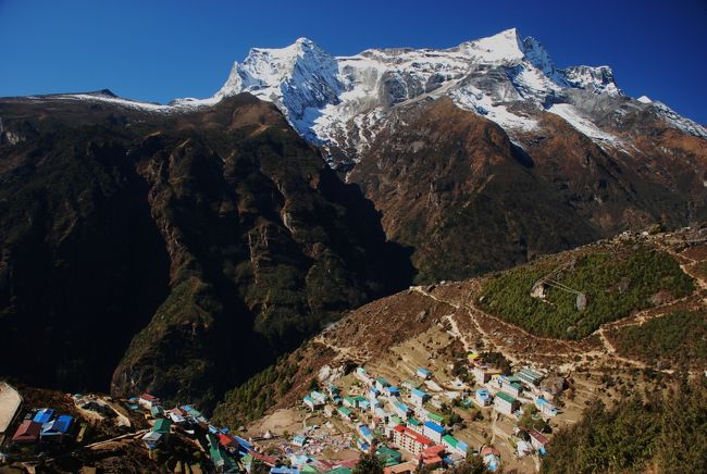 ナムチェの里で高山病予防の為に3日間の連泊。<br />ルクラ（2804m）よりナムチェ（3440m）の標高差をクリアするためにナムチェで高度順応。<br /><br />ホテル　エベレストビューへ行く道中<br />　ナムチェの里を見る。<br /><br />　クンビラ（5761m）ナムチェの風景を作ります。<br />
