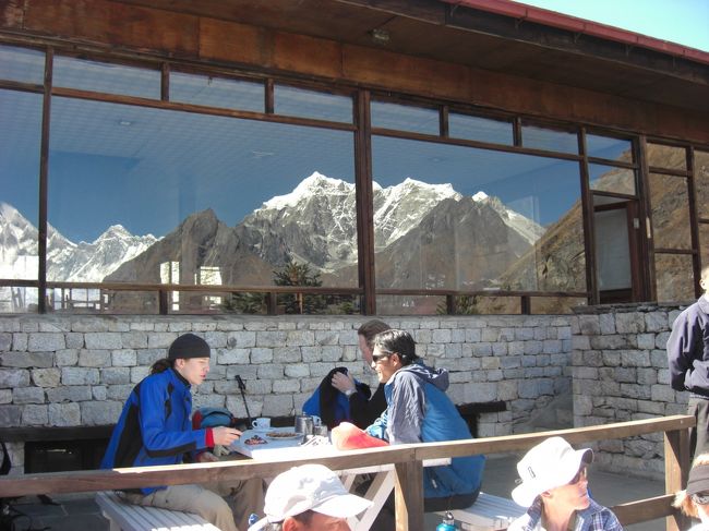 ビューホテルの一枚ガラスに映る<br />　ヒマラヤ風景　