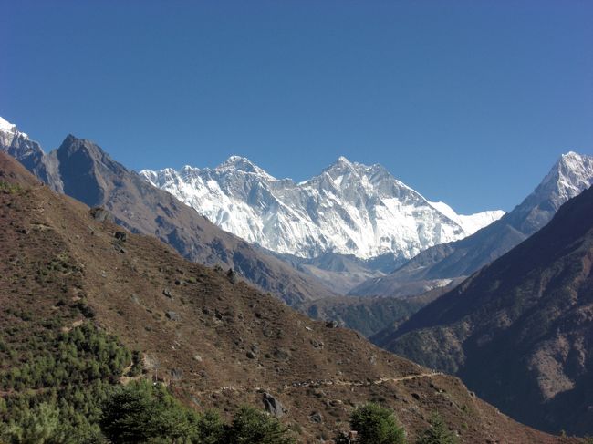 素晴らしいヒマラヤ的景観。<br />ビューホテルより望む。<br />　ローツェ、エベレスト<br />　遠くには<br />　タンボチェの寺院が見える