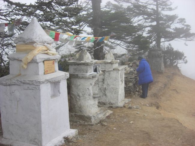 ロッジの脇にある<br />　ヒマラヤに眠る「加藤保夫氏」の碑に参る。<br /><br />新しい慰霊碑が増えていた。<br />　エベレストにやすらかに。