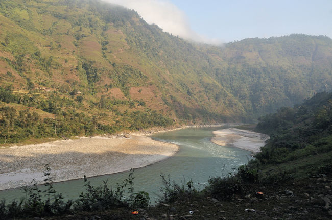 ナラヤニ河沿いの道  昨日まではネパール南部のダライ平野を西へ進んできましたが、今日は北へ（ヒマラヤ方面）登って行きます。