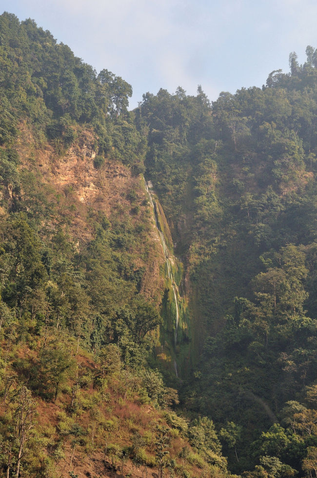 又つづら折れのがたがた道の連続になりました。