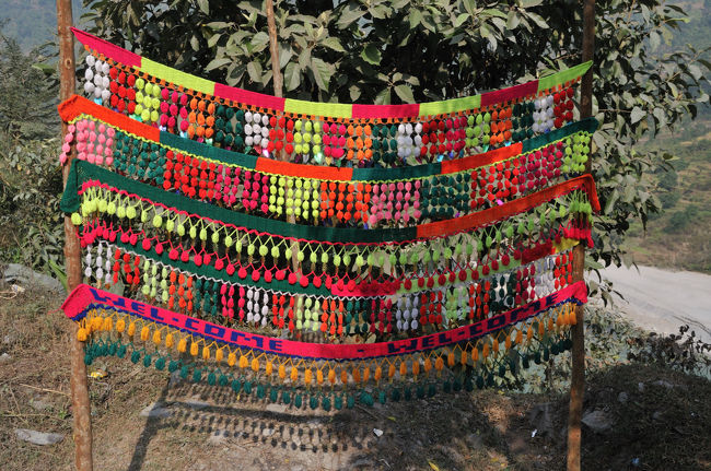 トラックの室内装飾に使われる。何処の国も同じですね。