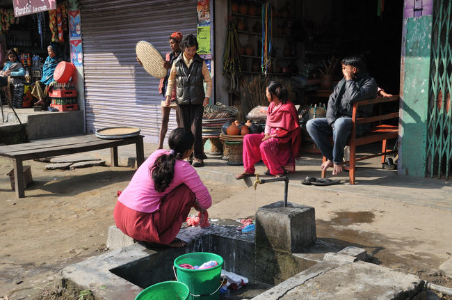 しかしグルカ兵＝グルカ村出身ではなく、イギリスと戦った勇猛果敢なネパール兵の総称として使われる。　モンゴル系のグルン族が多い<br />　　