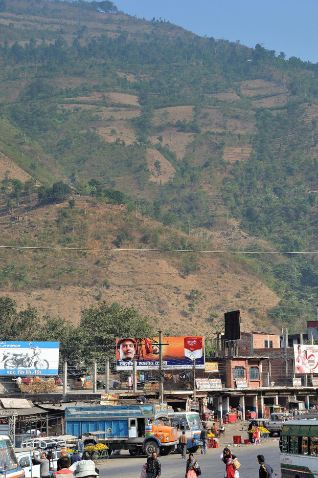 ・町を出てすぐ河を渡ると、眼下に高いところから転落したバスが見えました。バス事故だそうで運転手がその事故を目の前で見たそうで興奮気味に話していました。