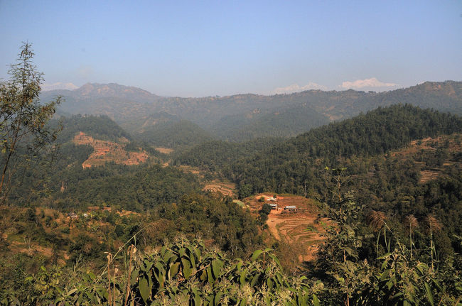 １１：１０〜１１：２０　ヒマラヤの写真ストップ<br />よく見える峠で・・　画面一番右の山がヒマルチュリ（７８９３ｍ）　左がマナスル（８１５６ｍ）